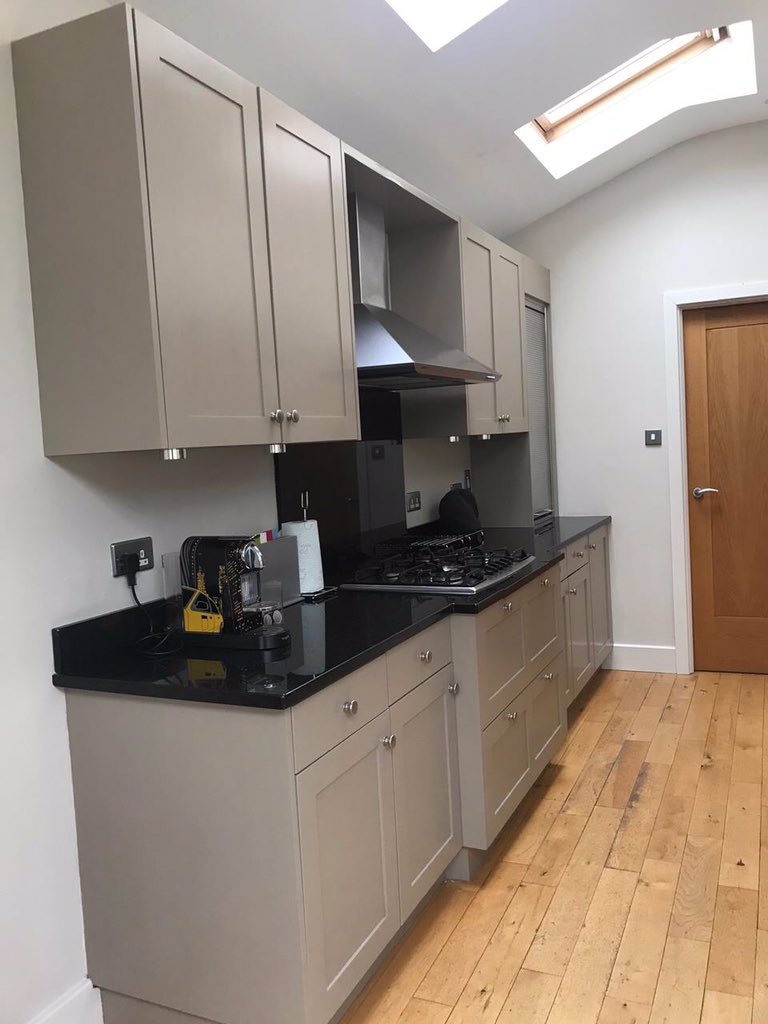 It's time for a "Before and After" :) The kitchen was originally shaker maple! How's it done? The cabinets have been primed  with 'Terminator' primer &amp; finished with Prestige Satinwood. An absolutely stellar finish 👌🏻 

🎨:Coco 1955 Deep
