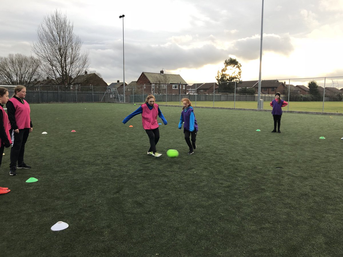 Melanie_keith18's tweet photo. Very productive session yesterday @Castle_View great turn out as always and amazing results at the end of it. It’s great to see so many girls interested in the game⚽️⚽️#FEHubs #FACollegeGrassrootsHubs https://t.co/8qKzJEPWc2