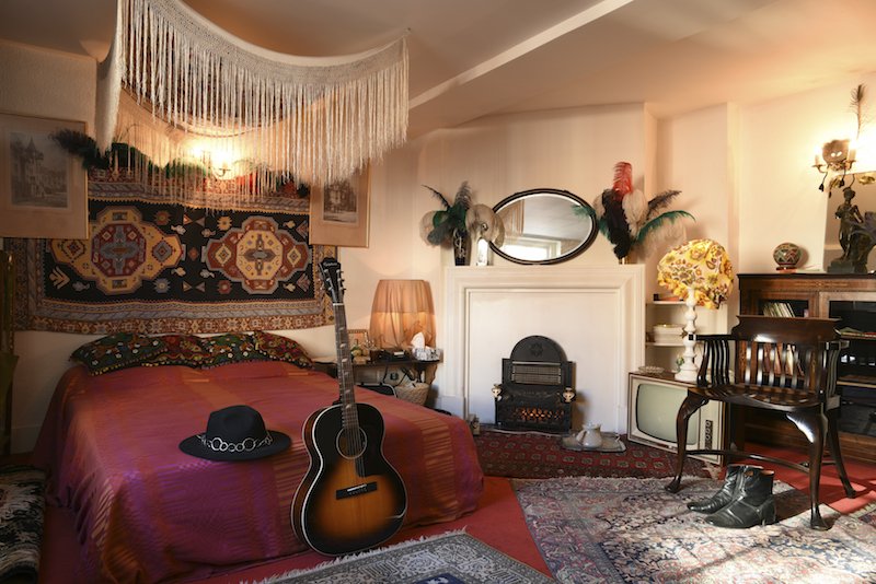 Just photographed the amazing Handel &amp; Hendrix Museum celebrating the work of two of history's most significant musical artists living two centuries apart as neighbours in Brook Street Mayfair. Photos show their respective bedrooms #GeorgeFredricHandel
<a href="/HandelHendrix/">Handel Hendrix House</a> <a href="/JimiHendrix/">Jimi Hendrix</a>