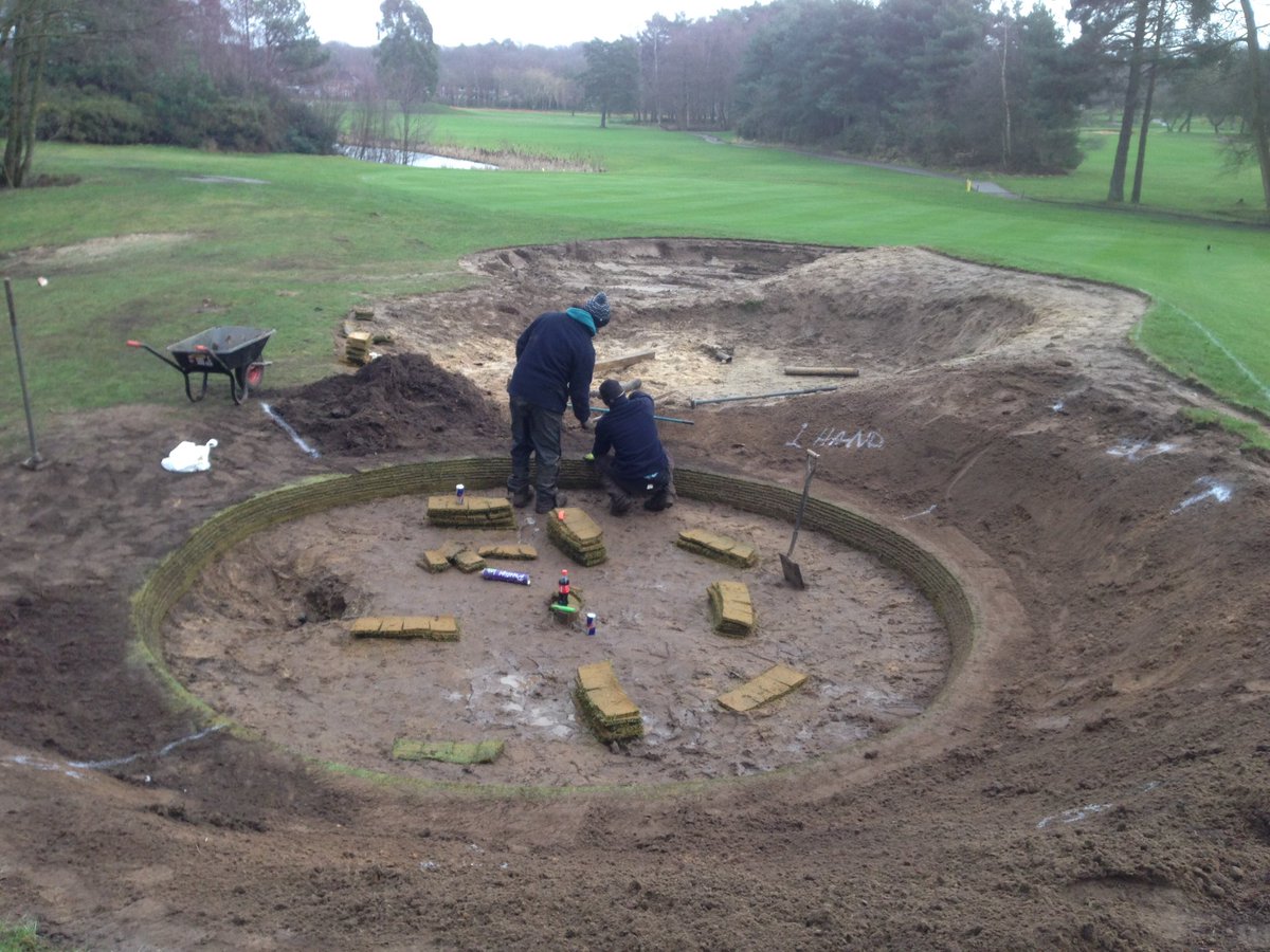 robbyB15's tweet image. Eco bunkers well under way on our 11th 👌⛳️@OldThornsHotel @EcoBunkerLtd @andywikki
