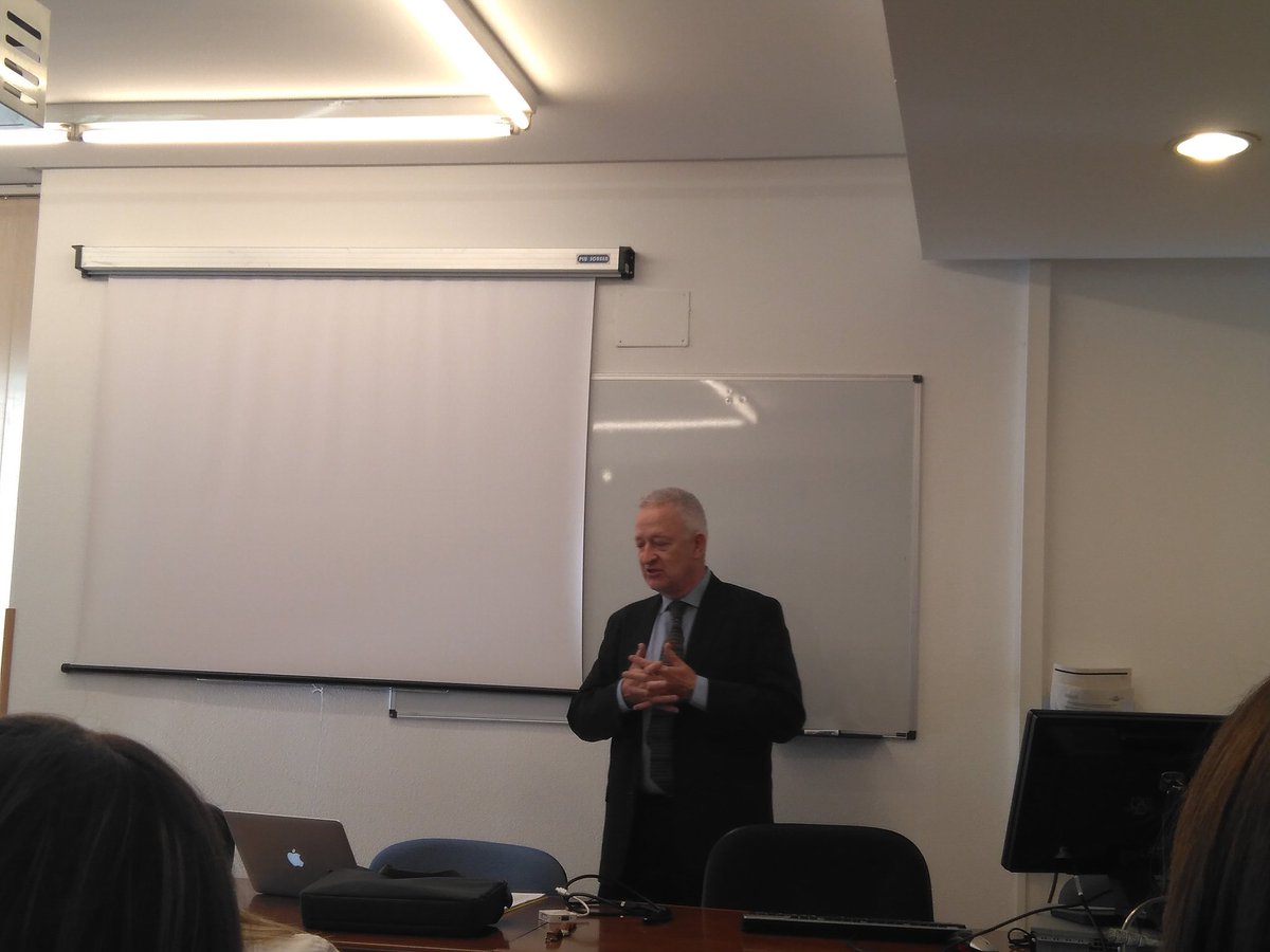 PauLamGon's tweet photo. #KennethThompson talking about "Brexit: A never ending story" at @UAM_Madrid https://t.co/MxpatffU4m