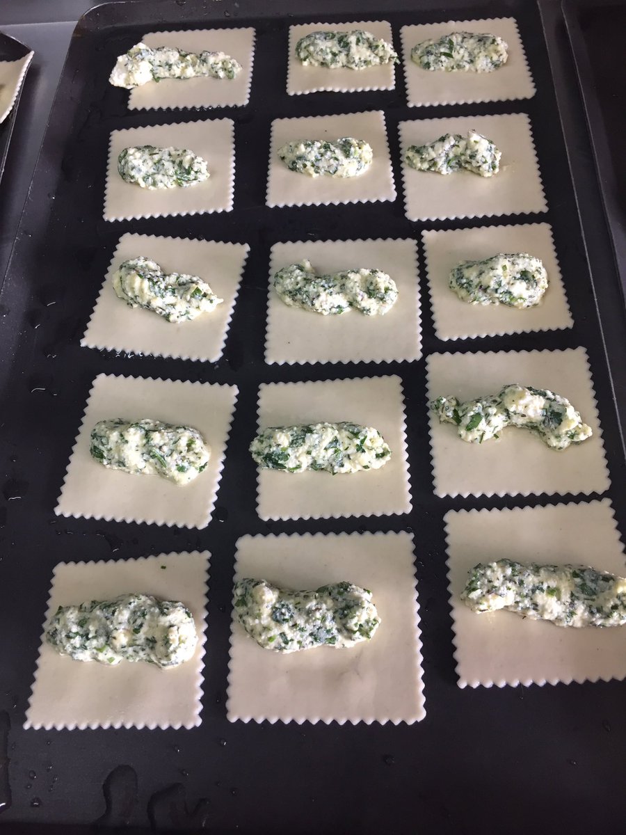 UpsilonD's tweet photo. Préparation de Cannelloni par le Chef, a tout à l'heure pour déguster ce plat du jour délicieux 😜 https://t.co/rCbsOofeOY