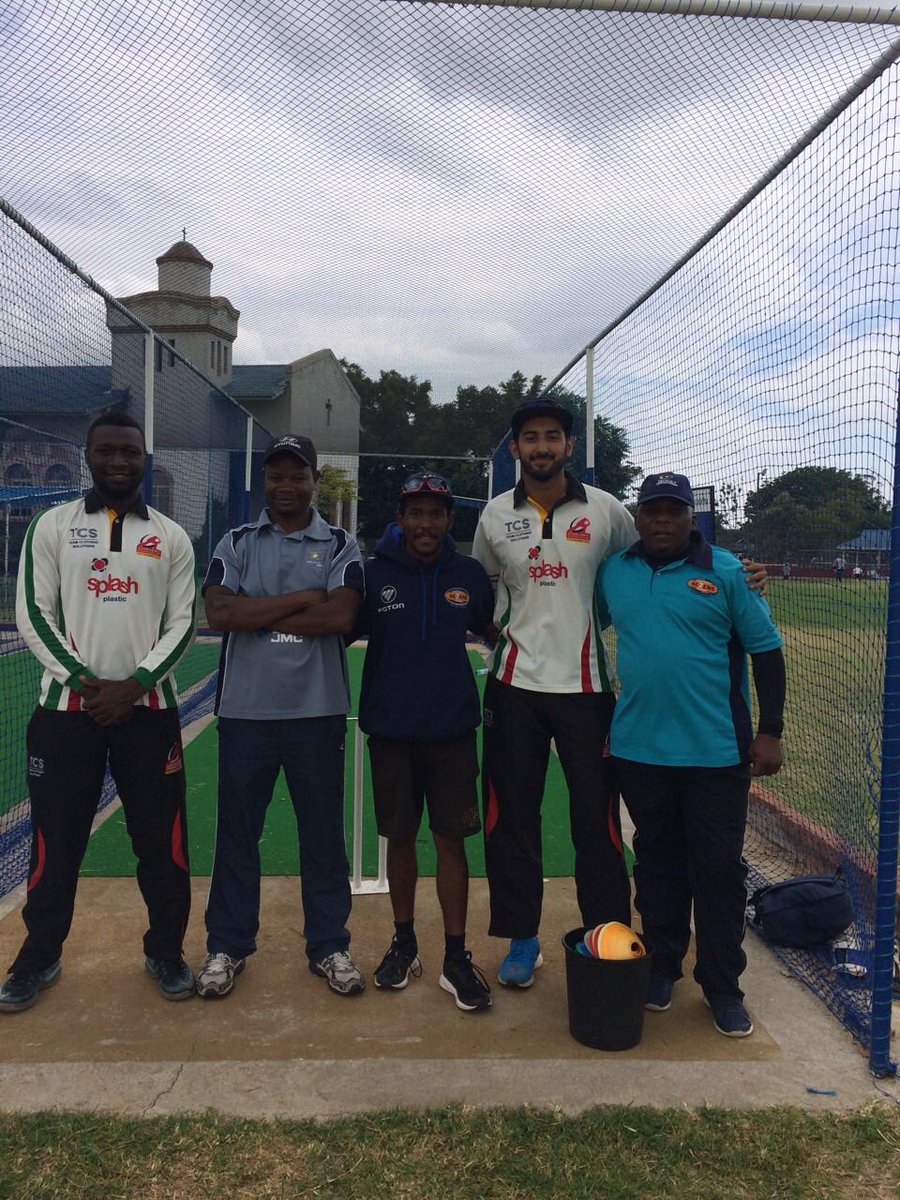 ZimbabweAcademy's tweet photo. #RisingStars passing on their skills again yesterday at Hellenic school, Harare: thx to @WilliamMash12 @Fazzy03 @TKnunu18 @EddieByrom &amp; @tafaramupariwa for giving their time freely #NextGeneration https://t.co/f5oeD4WrVE