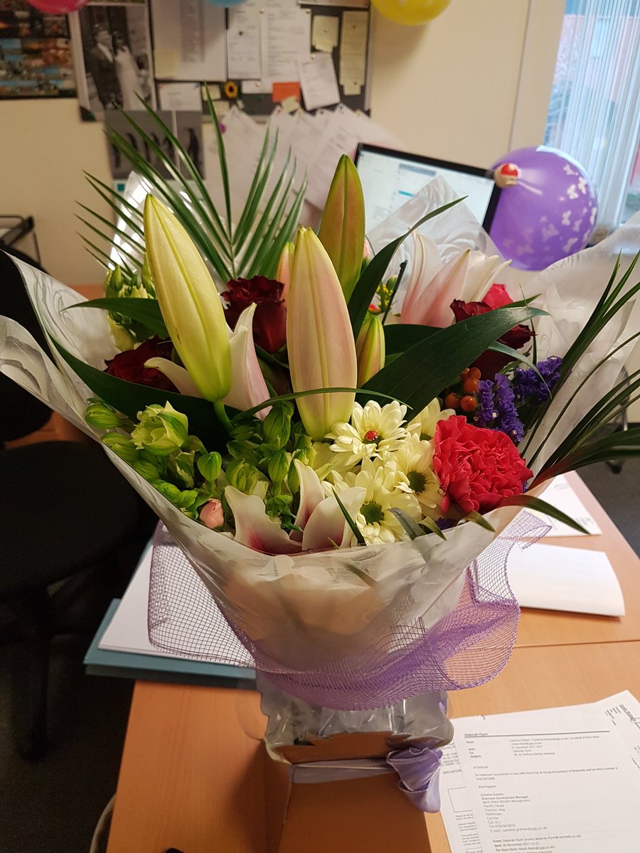 Cartmells_Leah's tweet photo. #feelingthelove another bouquet of gorgeous flowers delievered from my fabulous work colleague &amp; hubby @mwatson1975 😍❤❤❤ https://t.co/75U0ZbCUVO