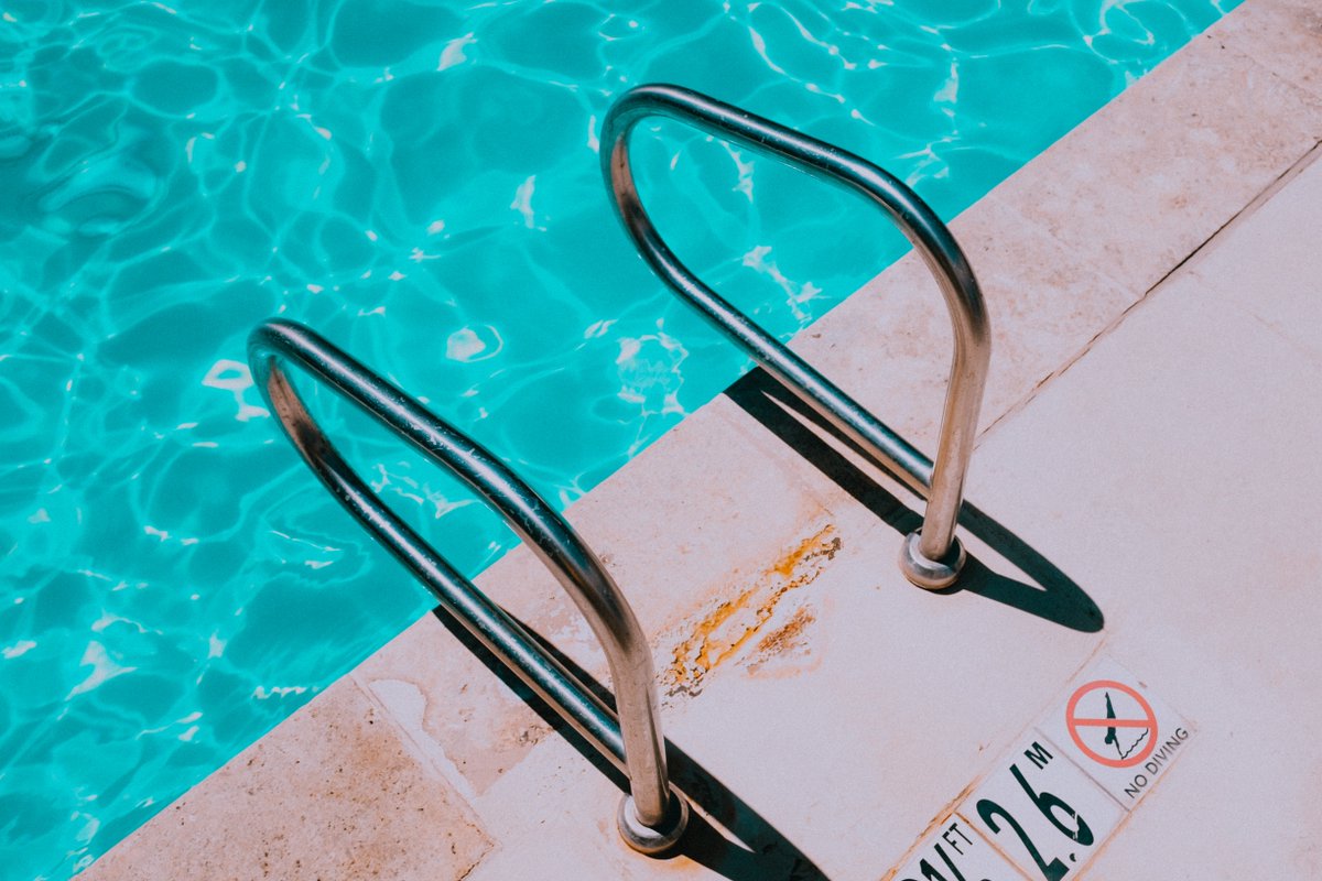 GSwimmingly's tweet photo. One of the most common problems a swimmer faces is the battle against the effects of chlorine - in this article, we give our top tips on how combat it and stay healthy: https://t.co/r2XWrz9XR2 https://t.co/RRDsCImSqr