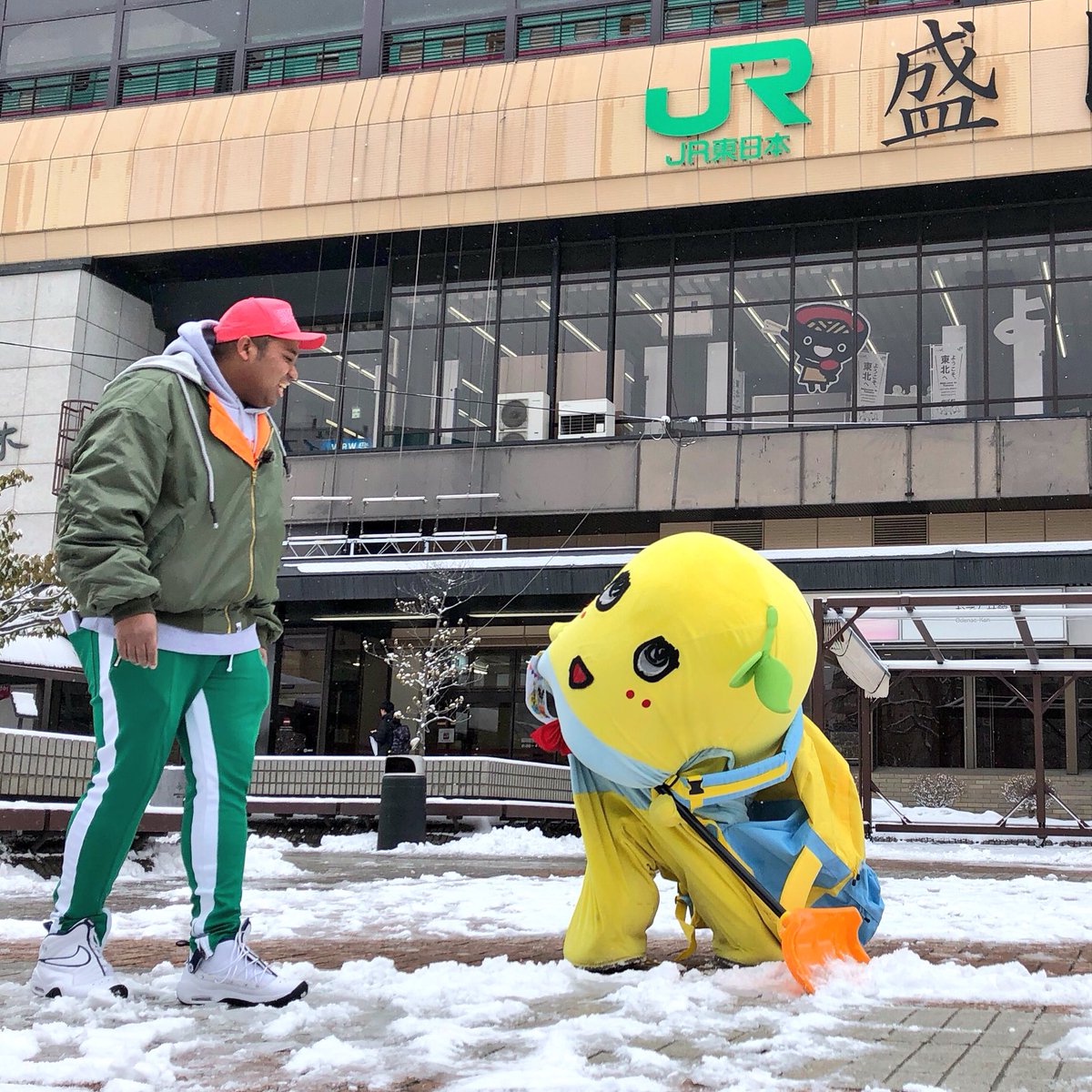 funassyi's tweet photo. さー！雪かき手伝うなっしー！
ヾ(。゜▽゜)ノゴキョ！

#首逝ったーー！ https://t.co/HpG8ZlJuL1