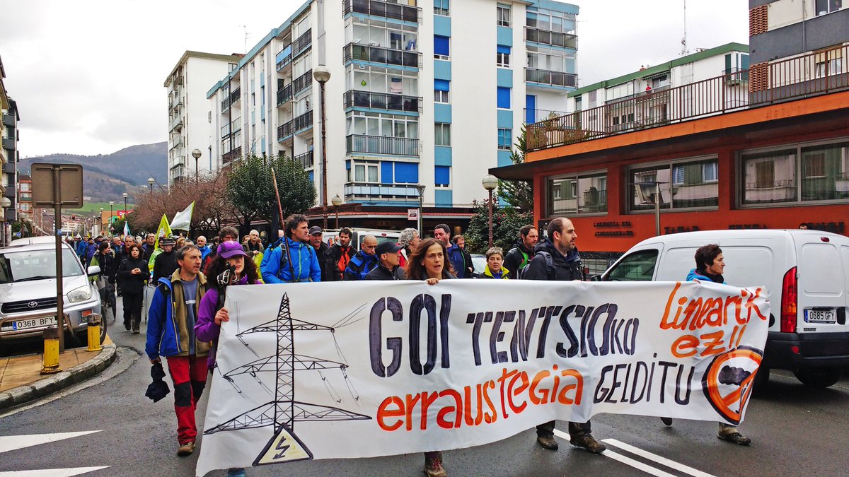 usurbildarrak's tweet photo. Larunbatean erraustegiko goi-tentsioko linearen kontrako mendi-martxa egin zen https://t.co/d9A1wDyHWE #Azkorte #goitentsiokolinearikez #erraustegirikez #errausketarikez @ErrausAurkMugi #usurbil #lasarteoria #urnieta #zubieta #hernani #andoain https://t.co/0uWI3r5KkO