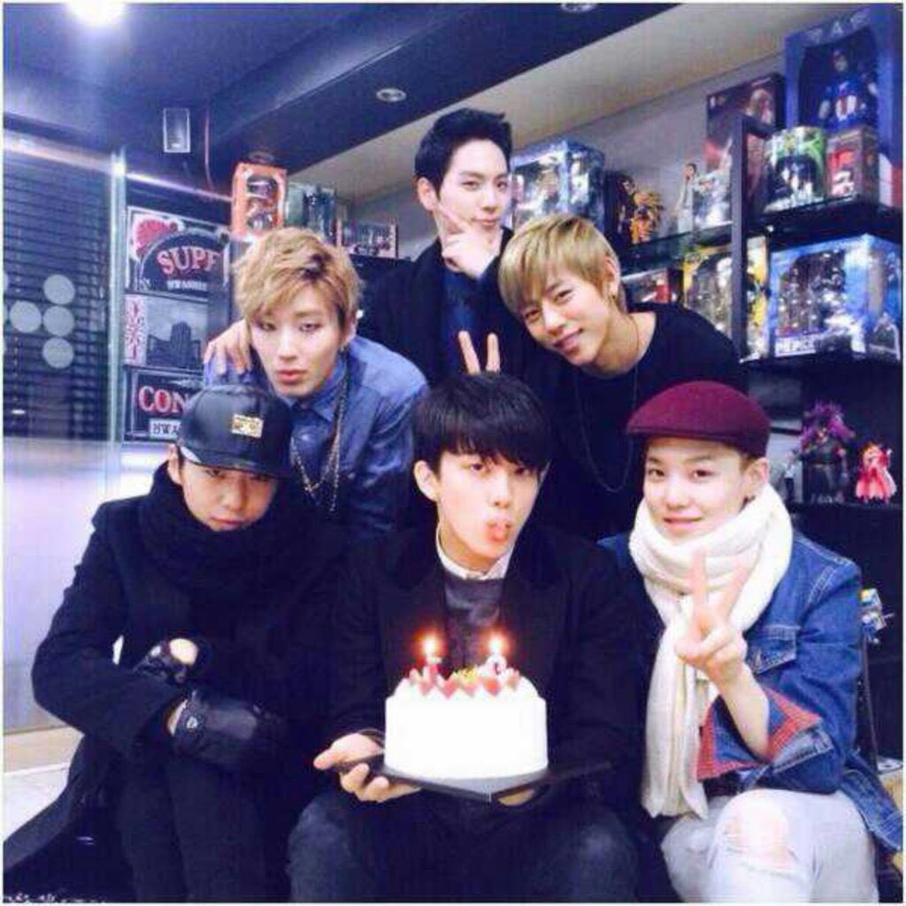 bangxbap's tweet photo. “Music which is consisted of my team.
My friend and my family is the best, absolute and perfect genre ever.” https://t.co/nVB2kzfyOl