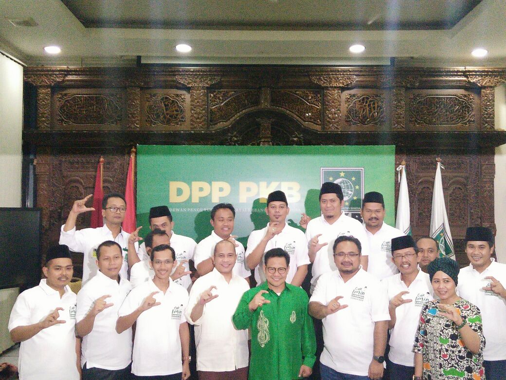 Foto bareng <a href="/cakimiNOW/">A Muhaimin Iskandar</a> bersama rombongan <a href="/Official_Ansor/">Gerakan Pemuda Ansor</a> di Kantor DPP PKB. #CakImin mengajak GP Ansor untuk terus bersama2 menjaga NKRI dan merawat kesatuan bangsa. <a href="/GusYaqut/">Gus Yaqut</a> <a href="/nahdlatululama/">Nahdlatul Ulama</a> <a href="/gusmusgusmu/">A. Mustofa Bisri</a> @Parlemen_Hijau <a href="/lulukhamidah/">Luluk Hamidah</a> <a href="/marwan_jafar/">Marwan Jafar</a>