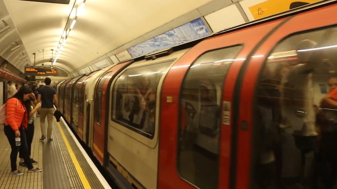 Londense metro veroorzaakt meer gehoorschade dan rockconcert!

Dat is de conclusie van de University College Londen (UCL) die onderzoek deed naar het aantal decibellen dat 'the Tube' produceert.
De wetenschappers ontdekten dat mensen tijdens een metror ... bit.ly/2GzeTUj