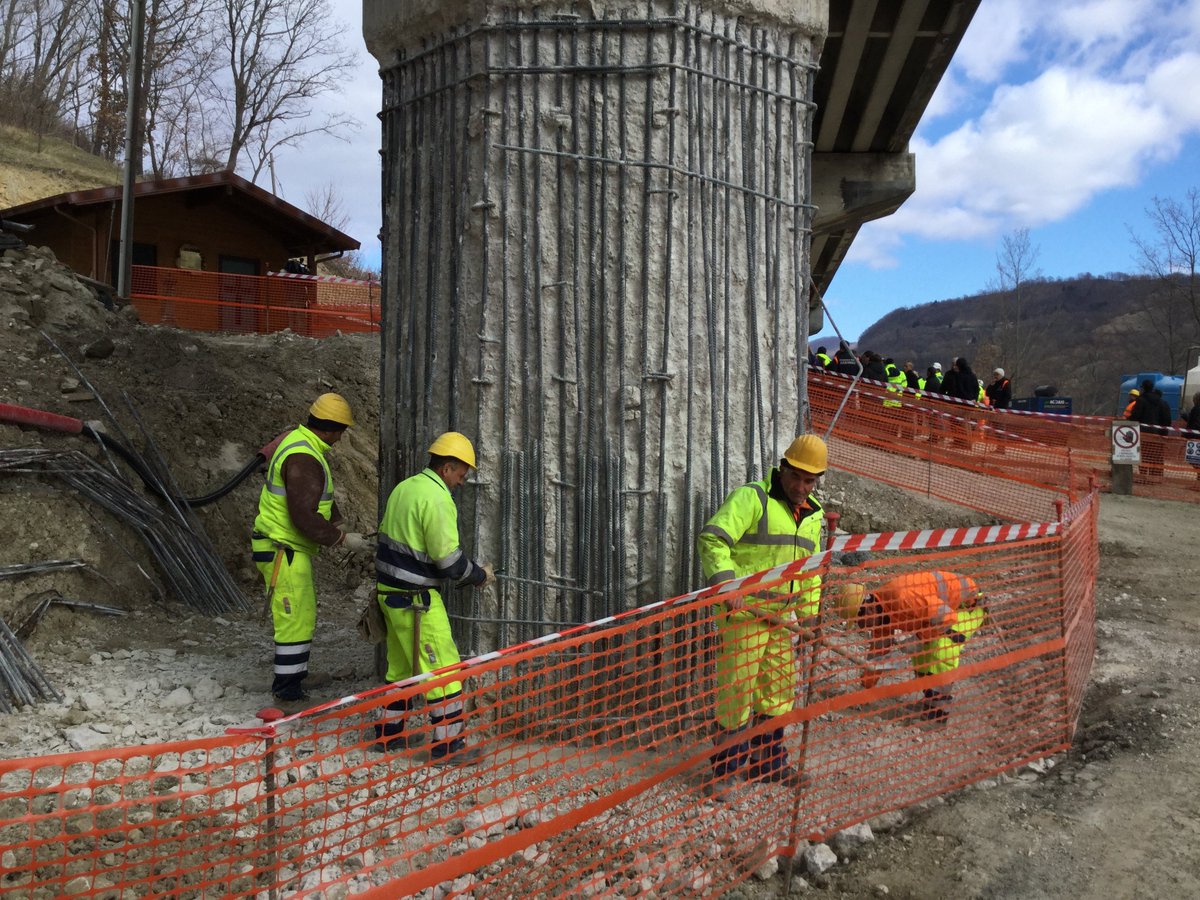 StradeAnas's tweet photo. Terza tappa del sopralluogo con il ministro @graziano_delrio @mitgov e #ProtezioneCivile sui cantieri #Anas nell’area colpita dal #sisma del Centro Italia: sosta nel cantiere del viadotto “Pescara I” lungo la #SS685 “delle Tre Valli Umbre” https://t.co/vgz4KWqdPY