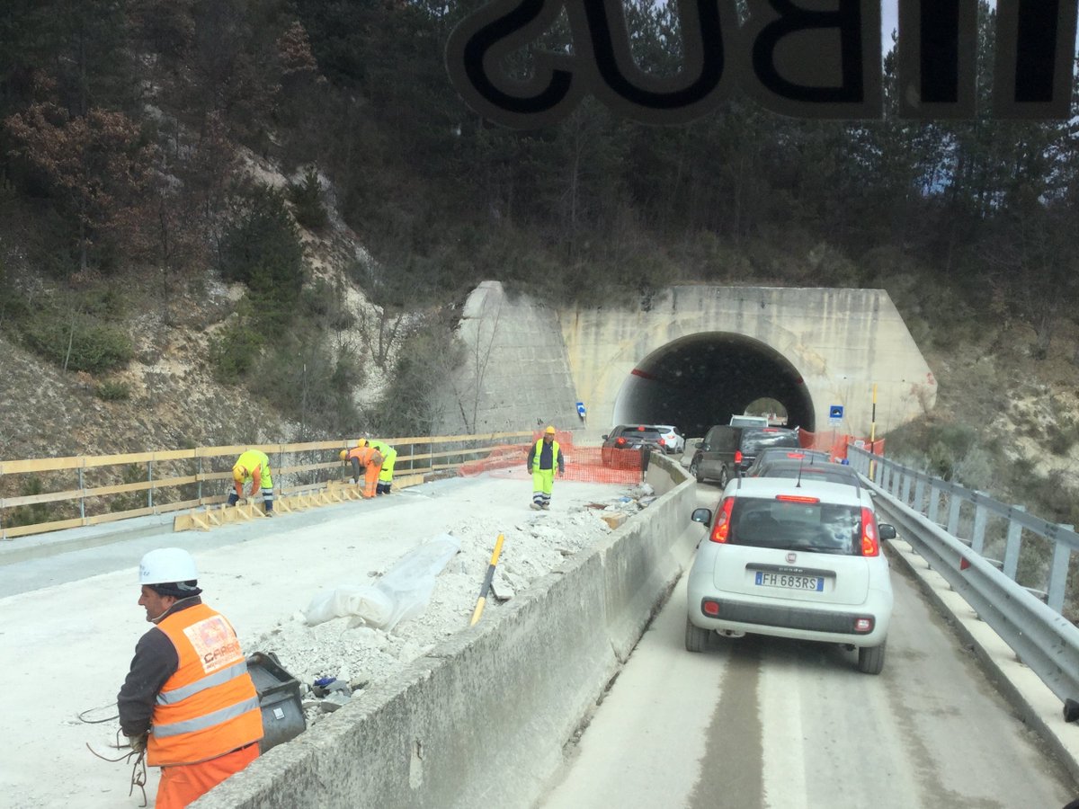 StradeAnas's tweet photo. Terza tappa del sopralluogo con il ministro @graziano_delrio @mitgov e #ProtezioneCivile sui cantieri #Anas nell’area colpita dal #sisma del Centro Italia: sosta nel cantiere del viadotto “Pescara I” lungo la #SS685 “delle Tre Valli Umbre” https://t.co/vgz4KWqdPY