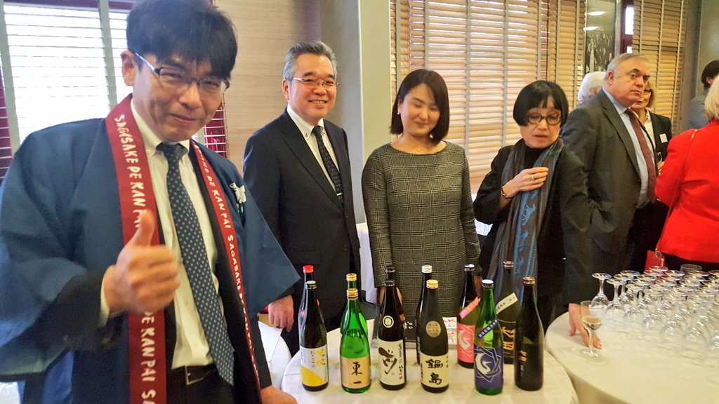 95_Mevo's tweet photo. Le #Japon à l'honneur aux voeux du @95_Mevo Medef 95 avec les #sake de #Saga https://t.co/Y1XbjaCoWP