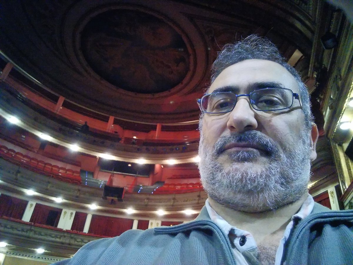 Josumartinezc4's tweet photo. Con el teatro Gayarre casi lleno para nuestro estreno de "Mujeres con dos bemoles" han abierto el anfiteatro. https://t.co/uZ2HCg9ThB