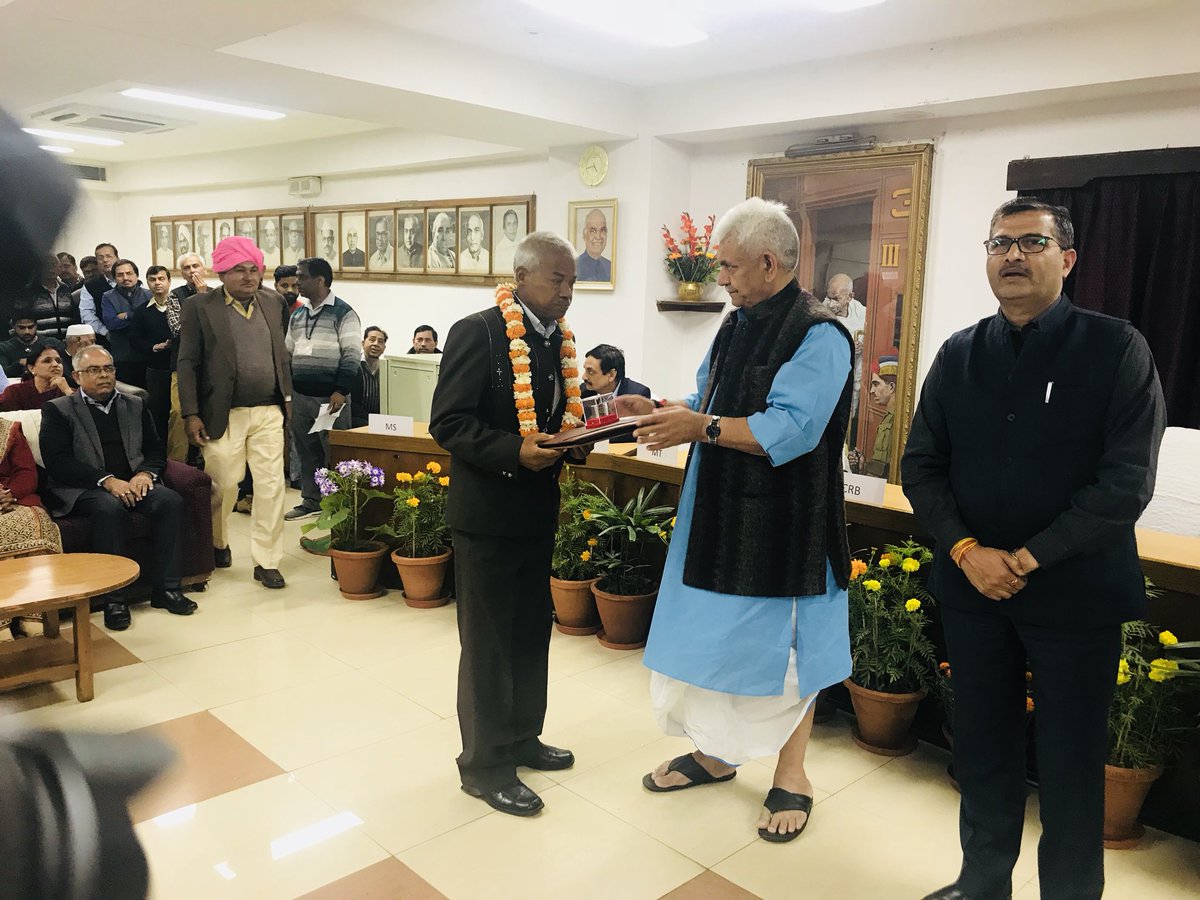 manojsinha_'s tweet photo. लम्बे काल तक भारतीय रेल व देश के विकास में अपना योगदान देने के बाद आज सेवानिवृत्त हो रहे रेल परिवार के 21 सदस्यों को सम्मानित कर शुभकामनाएँ दिया और उनका आने वाला समय सुखद एवं समृद्ध हो, इसके लिए ईश्वर से कामना भी किया । https://t.co/1r43oHbtQL