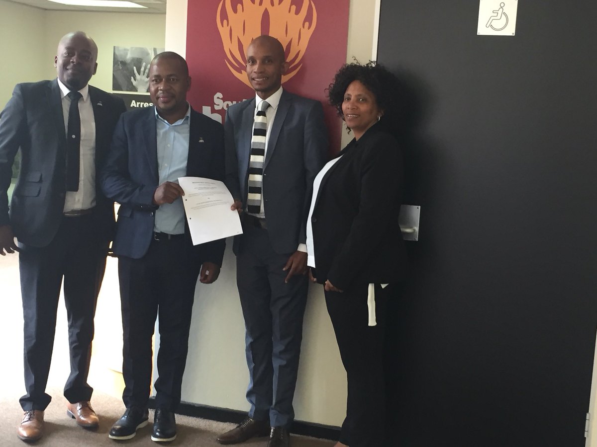 Amalungelo1's tweet photo. The South African Human Rights Commission’s Gauteng Provincial office signs a Memorandum of Understanding with @City_Ekurhuleni muncipality
@mzwandileMasina
#TransformingSociety #SecuringRights #RestoringDignity https://t.co/imZcGA89Td