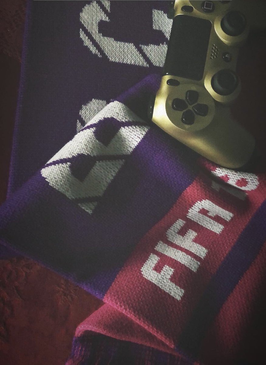 Official_STYLO's tweet photo. ‼️AUFGEPASST‼️

Ich verlose ein FUT CHAMPIONS PAKET. (Controller+FUT Schal) 

- RT + FOLLOW
- Frage beantworten: Wie heißt mein Tor ? (Ball hochhalten, hochflicken und dann Fallrückzieher) 

Viel Erfolg 

Auf Insta könnt ihr auch teilnehmen @official_stylo https://t.co/S3bJtY4pJQ