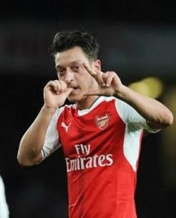 SemperFiArsenal's tweet photo. United fans:-
1. Ozil will be a great signing for united.
2. Ozil is a winner &amp; wants to move to united.
3. Ozil loves Mou &amp; wants to play for him
4. Ozil,Pogba, Sanchez.. we have the best team in the league

Ozil:- https://t.co/UgpWFoYVjg