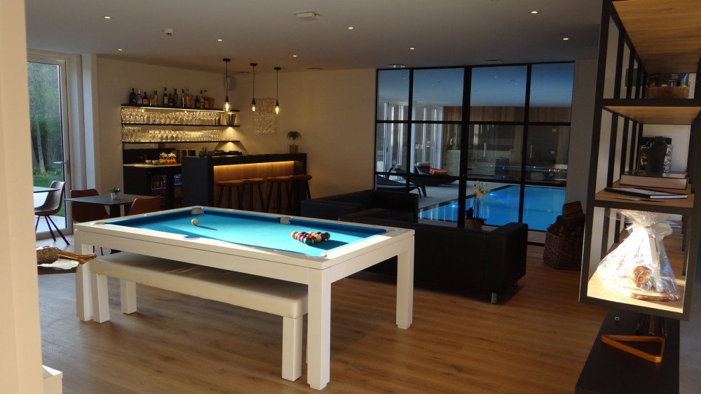 Huyze Fox is een moderne en eigentijdse B&amp;B nabij Brugge. Naast de zes ruime kamers zorgen een sauna, infraroodruimte, buitenjaccuzi, maar vooral het verwarmde binnenzwembad, voor net dat ietsje meer. bit.ly/2nmKYGn