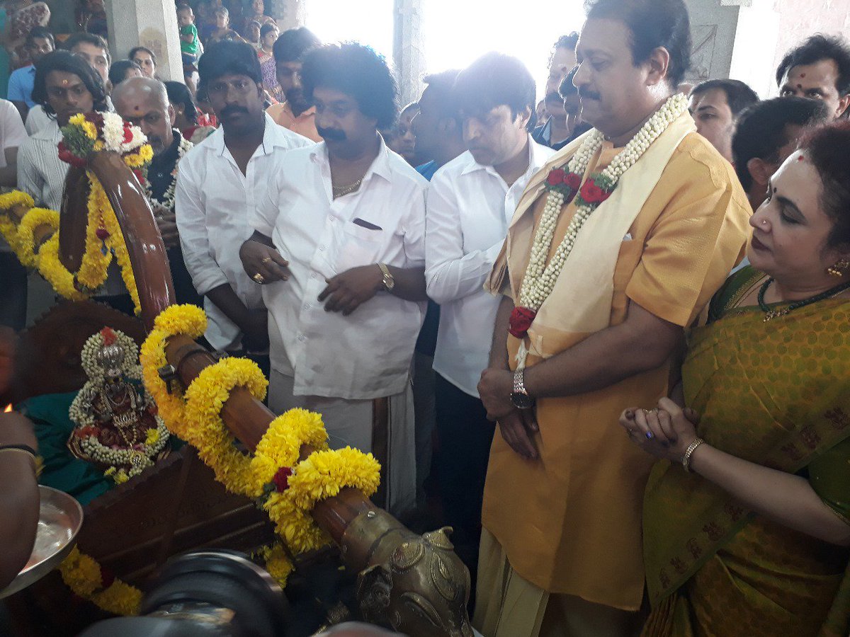 BGUdayBJP's tweet photo. ನಂತರ ನಡೆದ ಸಾರ್ವಜನಿಕ ಅನ್ನಸಂತರ್ಪಣೆಯಲ್ಲಿ ಸಾವಿರಾರು ಜನರು ಶ್ರೀದೇವರ ಅನ್ನ ಪ್ರಸಾದ ಸ್ವೀಕರಿಸಿ ಧನ್ಯರಾದರು.

ಈ ಸಂದರ್ಭದಲ್ಲಿ ಡಾ.ಉದಯ್ ಗರುಡಾಚಾರ್, ಶ್ರೀಮತಿ ಮೇದಿನಿ ಉದಯ್, ವೇದವ್ಯಾಸ ಭಟ್, ಕೆ.ಸತೀಶ್ (ಪಲ್ಸರ್), ಜಯನಗರ ಮಲ್ಲಿಕಾರ್ಜುನ್, ಅಣ್ಣಯ್ಯ, ಗುರು, ಮೋಹನ್ ಸಿಂಗ್, ಮಾವಳ್ಳಿ ಲೋಕೇಶ್ ಮೊದಲಾದವರು ಉಪಸ್ಥಿತರಿದ್ದರು. 3/3 https://t.co/BDYr7TEJfo