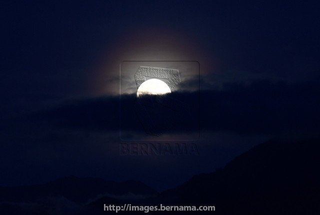 bernamadotcom's tweet photo. Tiga fenomena ke atas bulan yang berlaku serentak iaitu ‘Super Blue Blood Moon' menerangi Gunung Kinabalu, Sabah. Fenomena itu kali terakhir berlaku 152 tahun lalu https://t.co/8ojLrKj0h3