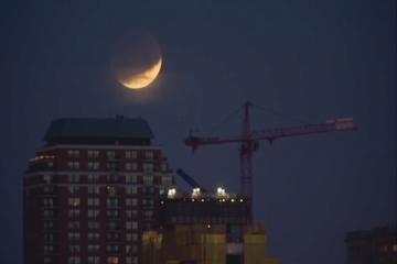 nbcchicago's tweet photo. The moon over #Chicago is stunning! WATCH LIVE: https://t.co/PmESDSOq8e https://t.co/QxXbl0Kzkv