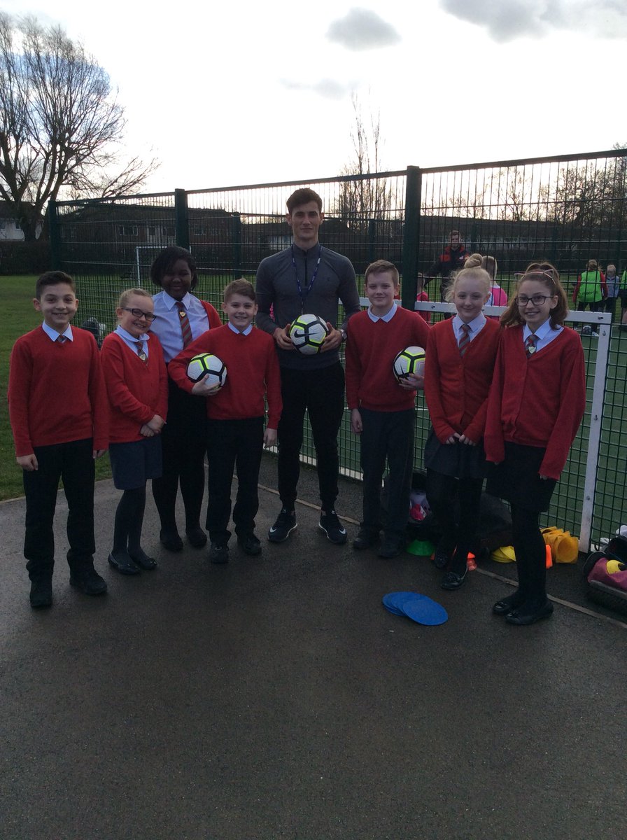 BrookPebble's tweet photo. We are so lucky to have such fantastic coaches. Even when they leave to become professional footballers, they come back to visit! @ozzz_96 https://t.co/273ooscvms