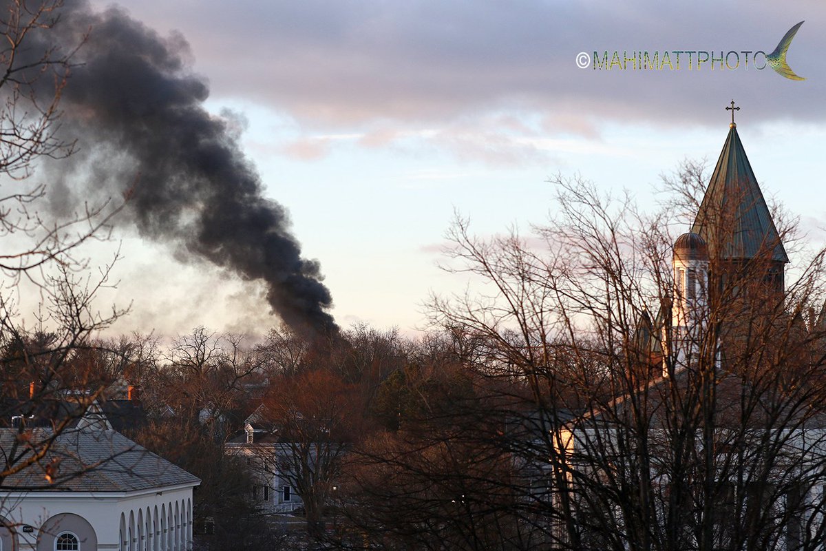 While looking in the sky for the #superblueeclipticmoon my eyes found black smoke filing the sky of Schenectady. #schenectadyfire