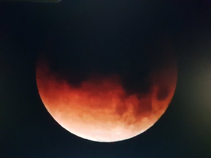NehaMalik001's tweet photo. Awesome picture of the blood moon tonight taken at Melbourne Airport...#SuperBlueBloodMoon https://t.co/izmWA09I6M