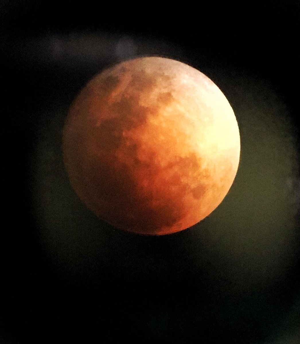 UNTVNewsRescue's tweet photo. #SuperBlueBloodMoon at 8:59 pm, photo by Kuya @DanielRazon as seen from Quezon City, Philippines on January 31, 2018. https://t.co/53ygpS3mrr