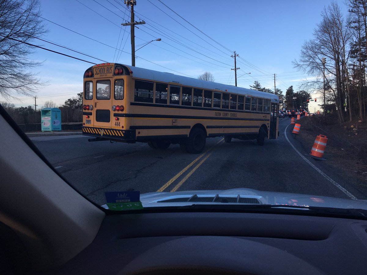 MrsCarlyGrayson's tweet photo. @FultonCoSchools bus driver 444 thought it would be a good idea to block all lanes to get out and sit for the red light https://t.co/Me8GrhztVt