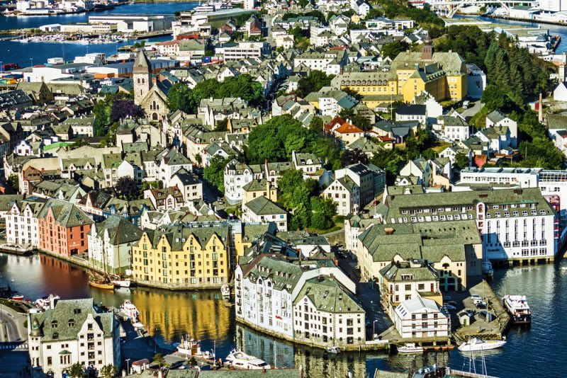 RestoDelMundo13's tweet photo. Sabias que existe “La ciudad del Art Nouveau”???. Se llama Alesund y esta en Noruega! https://t.co/mlVHQGKMmJ https://t.co/Wu4HEBFSlQ