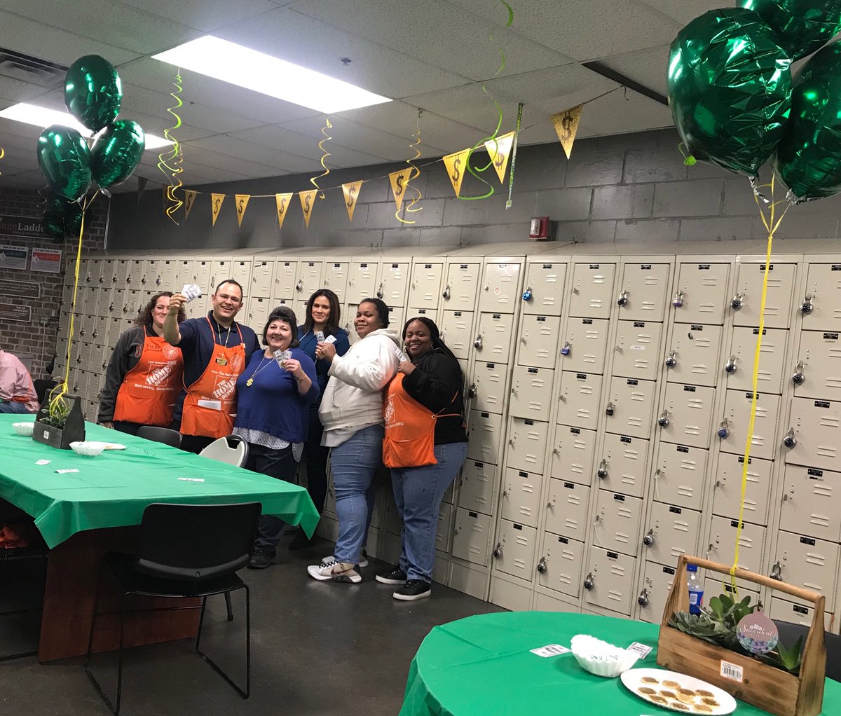 0928_home's tweet photo. Bloomfield Family celebrating Big Money🎉🎉🎉 Thanks to the Awesome Company we work for, Home Depot👏👏👏👏 @BillDalrymple1 https://t.co/xj5gekNtVO