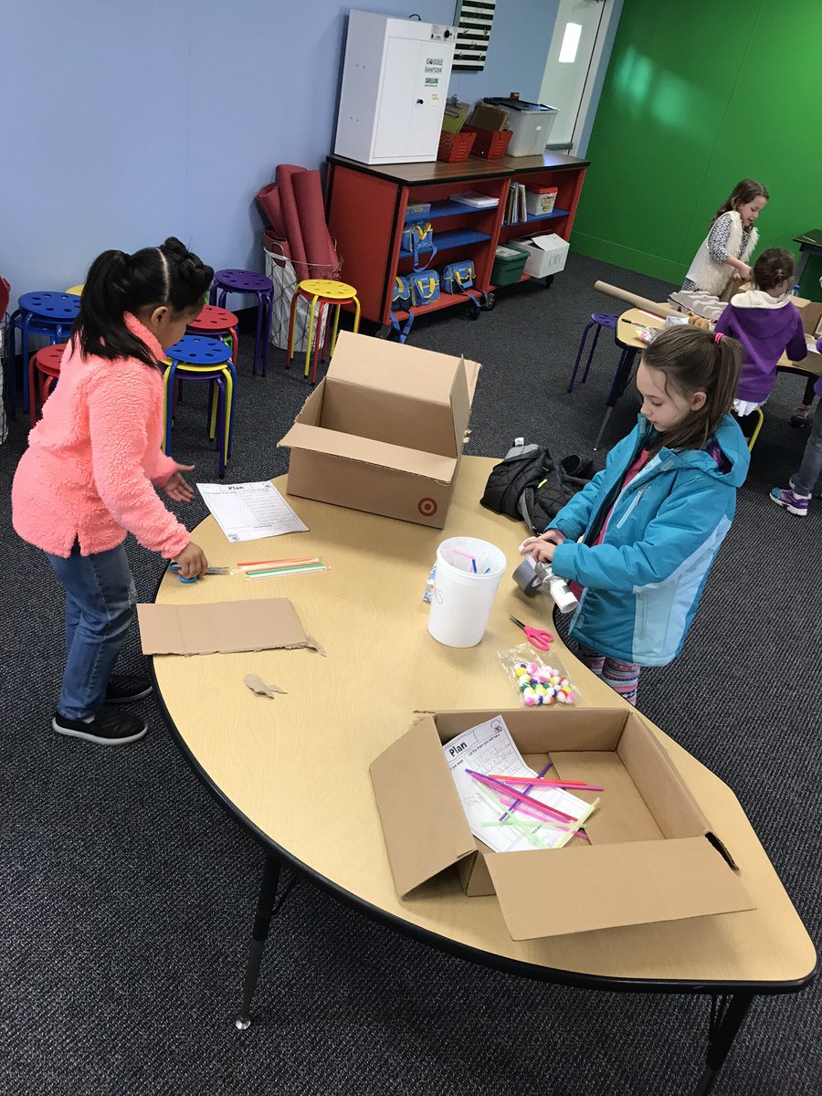 JCrawford2011's tweet photo. 2nd graders are hard at work in the @RavenscroftNC MakerSpace designing and creating tools for their Career Day Gallery Walk on Friday! https://t.co/JEaryc6M0N