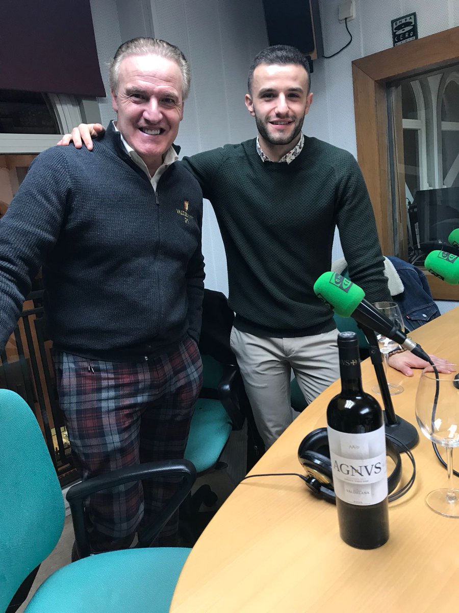 ondacerolarioja's tweet photo. #AquíenlaOndaLaRioja noticias con Julio Carpintero y después toca #Gastrononomía y ya en nuestros estudios @BodegaValdelana .. #Agnvs Mmm #Riojawines y mucho más👉 https://t.co/kXHPuDzoQ3 https://t.co/3eMeQvY1l7