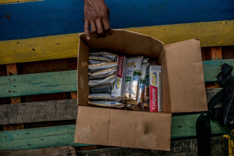Venezuelan drug mules are boosting their profits amid the economic crisis by doing a two-way trade, smuggling out cocaine and then smuggling in basics like rice and toothpaste. Local police are paid off with diapers. bloomberg.com/news/features/…