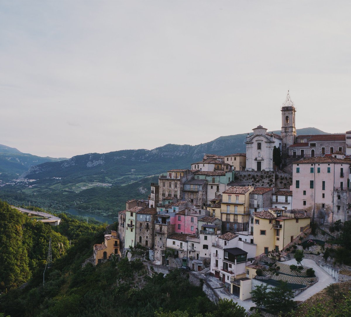 IgersChieti's tweet photo. Facciamo un salto a Colledimezzo. Il nome stesso ci dice che il colle su cui è ubicato il borgo è in mezzo ad altri due colli, il monte Butino e il monte Rinello. Su story un sondaggio sul borgo 🔎
📷 @ruggero_falone
#colledimezzo #abruzzo #igersitalia
https://t.co/m0XHRCFzVI https://t.co/Ib99AZVwVb