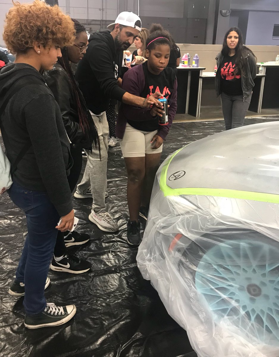 yourPAF's tweet image. We brought #PaintingWithThePros to the 2018 #PROBOWLWEEKEND with the help of @motivedge , @UltimateAuto_ , and  @2LarryJohnson7. Local kids got a chance to showcase their artistic expressions on a BMW!