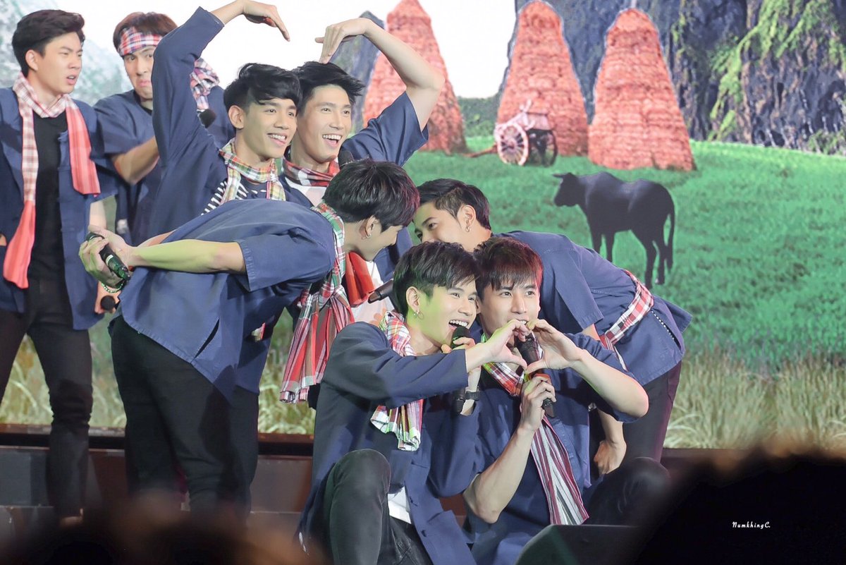 yesterdayou___'s tweet photo. บอกตรงๆว่าทับจัยหน้าป่าปี๊และคุณกสมมาก 5555555555555555 
#sotusSnationYxkorat 
#SotusSnationYfanmeeting 
#KristPerawat #SingtoPrachaya #ทีมพีรญา #guysivakorn #Nammon_Ktn #patnion #oaujun #gunsmile #ทิวเดย์ #หยงนาย #ป่าปี๊ไม่ได้หล่อขนาดนั้น 
#ยยขคพ 
#somethingforpewat @FiatAngelo https://t.co/camcrstMXm