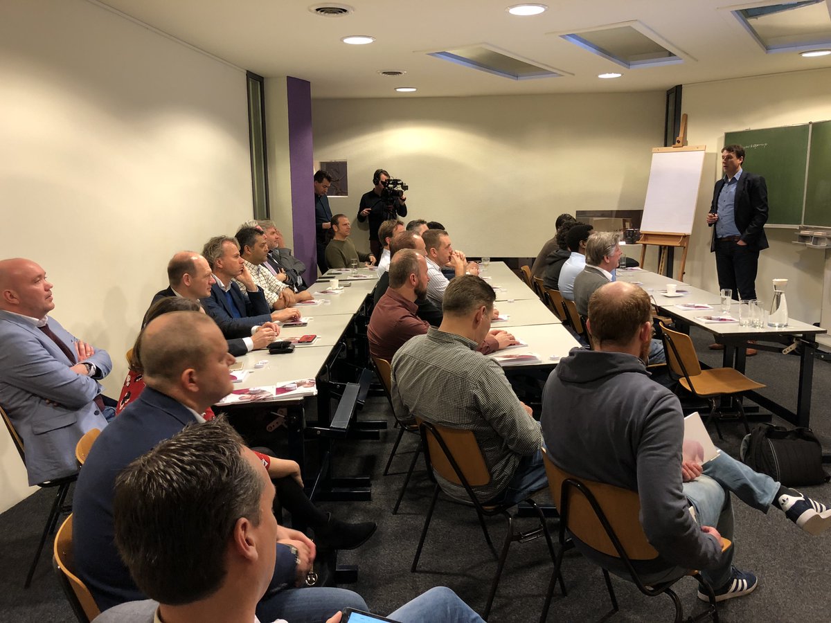 Met een hele set #axiansnl klanten, #microsoftnl en #redhat kruipen we terug in de schoolbanken voor een techupdate! #axiansopenup.