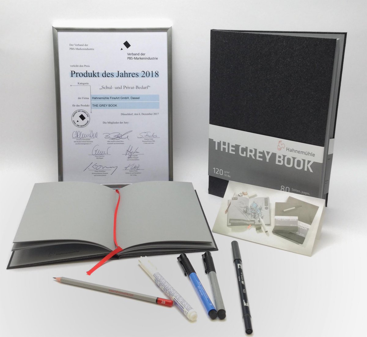 Hahnemuehle's tweet image. Just back from #Creativeworld in Frankfurt with a prestigious award for our #sketchbook THE  GREY BOOK with toned paper. What would you like to draw in the book?
Developed with @JensHuebner 
#pbsreport #urbansketching #urbansketcher #drawing #sketching #sketchinspiration