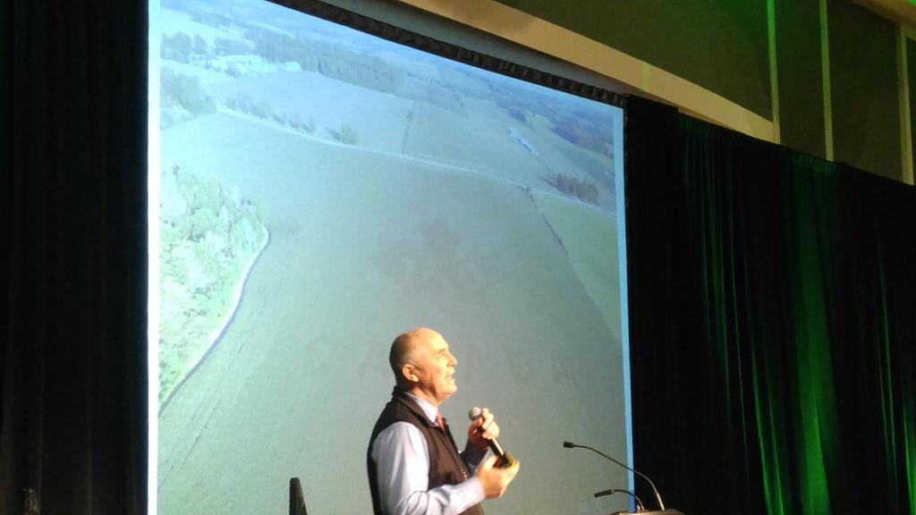 Joe_Dales's tweet photo. Greg Stewart from @Maizex shares some precision agronomy research results. Multi hybrid planting  #PAg18 https://t.co/Yqw8pbTDx5