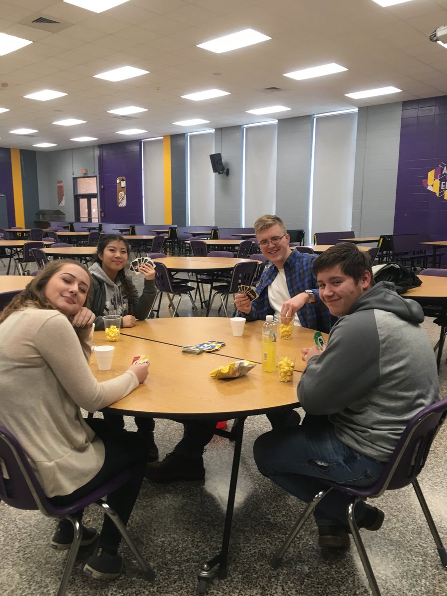 suzbee55's tweet photo. Club de espanol:  palomitas y juegos-popcorn and games. A great way to spend a Tuesday afternoon. #ewgameon https://t.co/caENzmJbVN