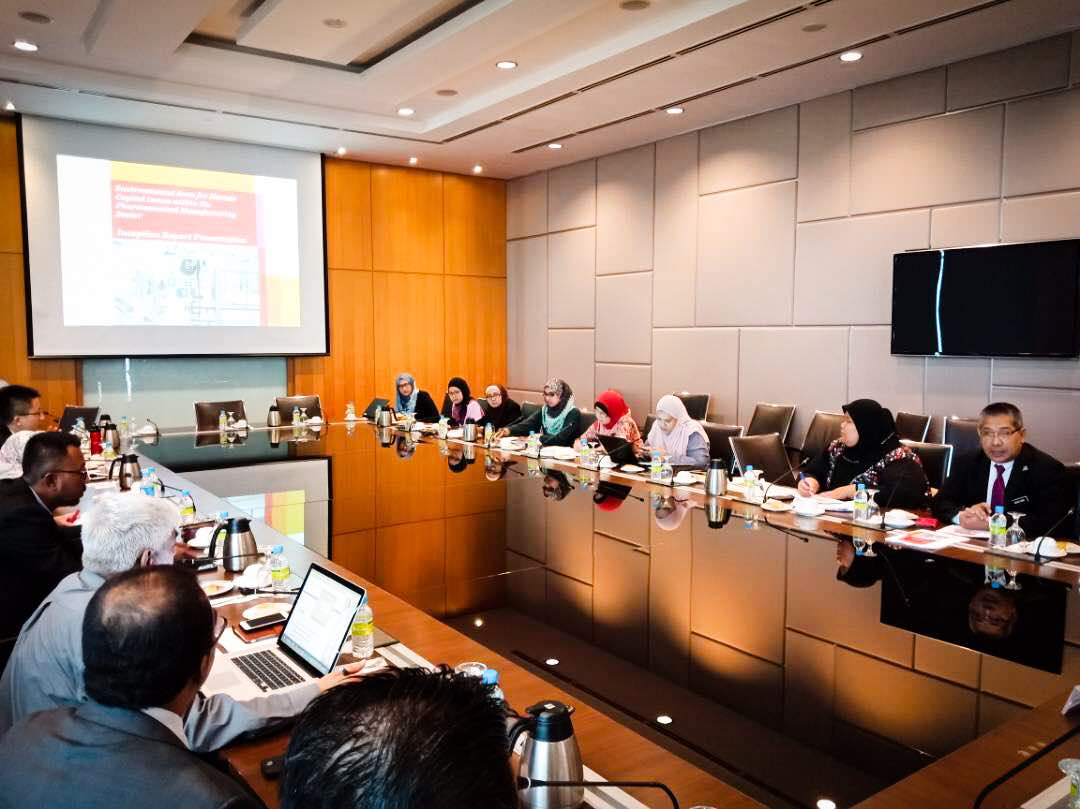 OfficialMIDA's tweet photo. #Throwback #IntenseDiscussion | Steering Committe Meeting on Environment Scan to Identify the Talent Gaps Within the Pharmaceutical Industry 
#growinglocaltalents https://t.co/PzLbcvHgwz