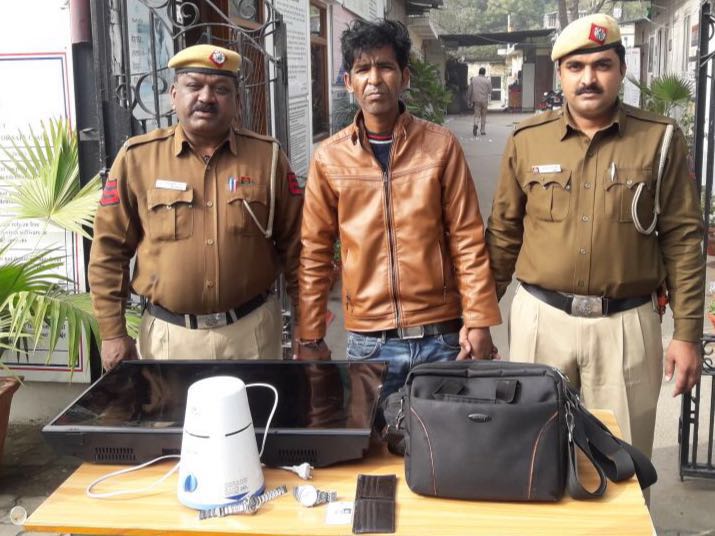 #Caughtredhanded
 PS.#Nebsarai #SouthDistrict deployed at special #Night #PicketChecking 
arrested a serial #burglar carrying stolen articles after half an hour of committing a #house #burglary  having involvement in more than 50 #Criminal cases
@DelhiPolice