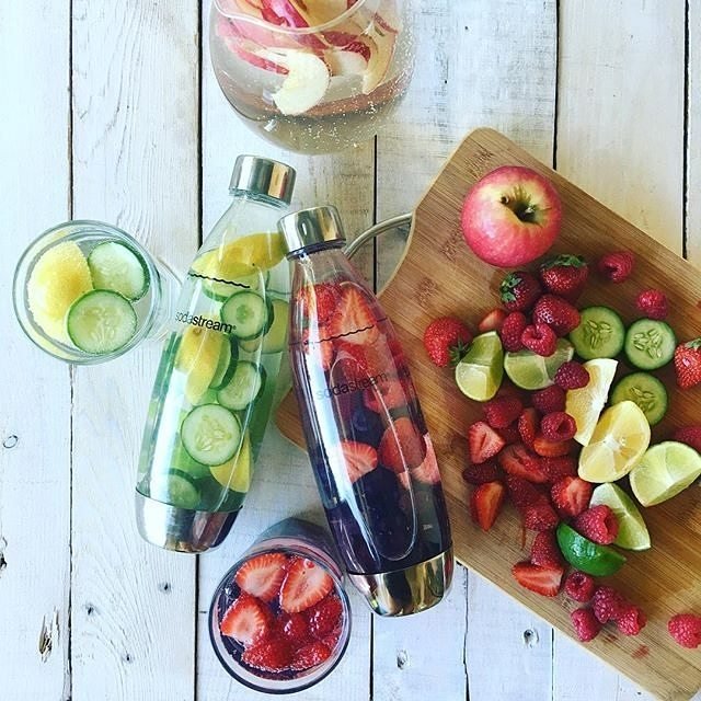 En nuestro país se consumen anualmente 131 litros de gaseosa por persona. <a href="/SodaStreamArg/">@sodastreamarg</a> propone tener siempre soda fresquísima en casa. En 45 países, 24 millones de usuarios ya lograron bajar la ingesta de gaseosas y beber hasta un 43% más de agua bit.ly/2np0W3F