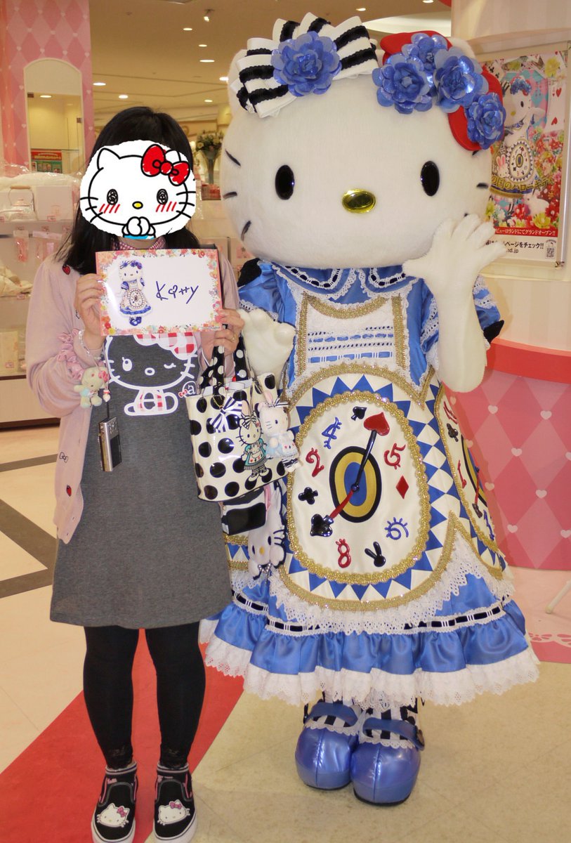 また不思議の国のハローキティの衣装 いつか着てくれるよね☺️ その日