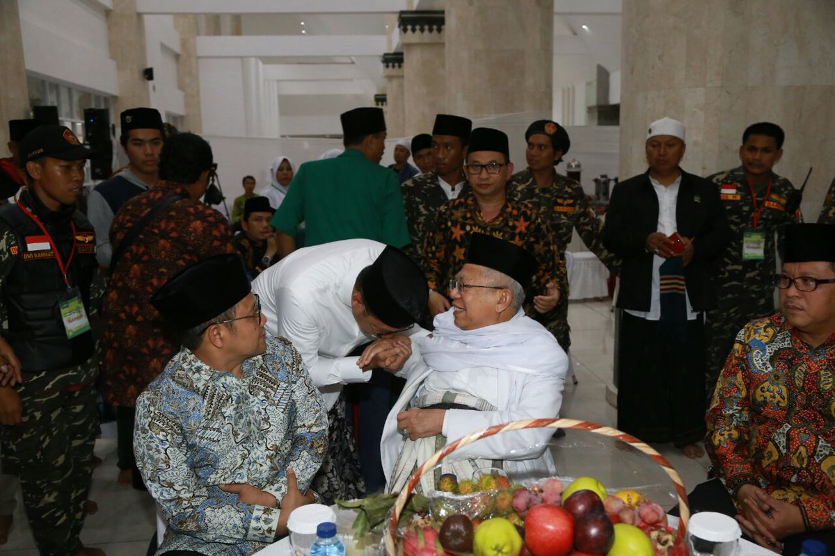 Kemenag_RI's tweet photo. Menag @lukmansaifuddin bersalaman dengan Rais 'Aam PBNU KH Ma'ruf Amin saat menghadiri Harlah NU ke 92 https://t.co/5NYQYpWmPu