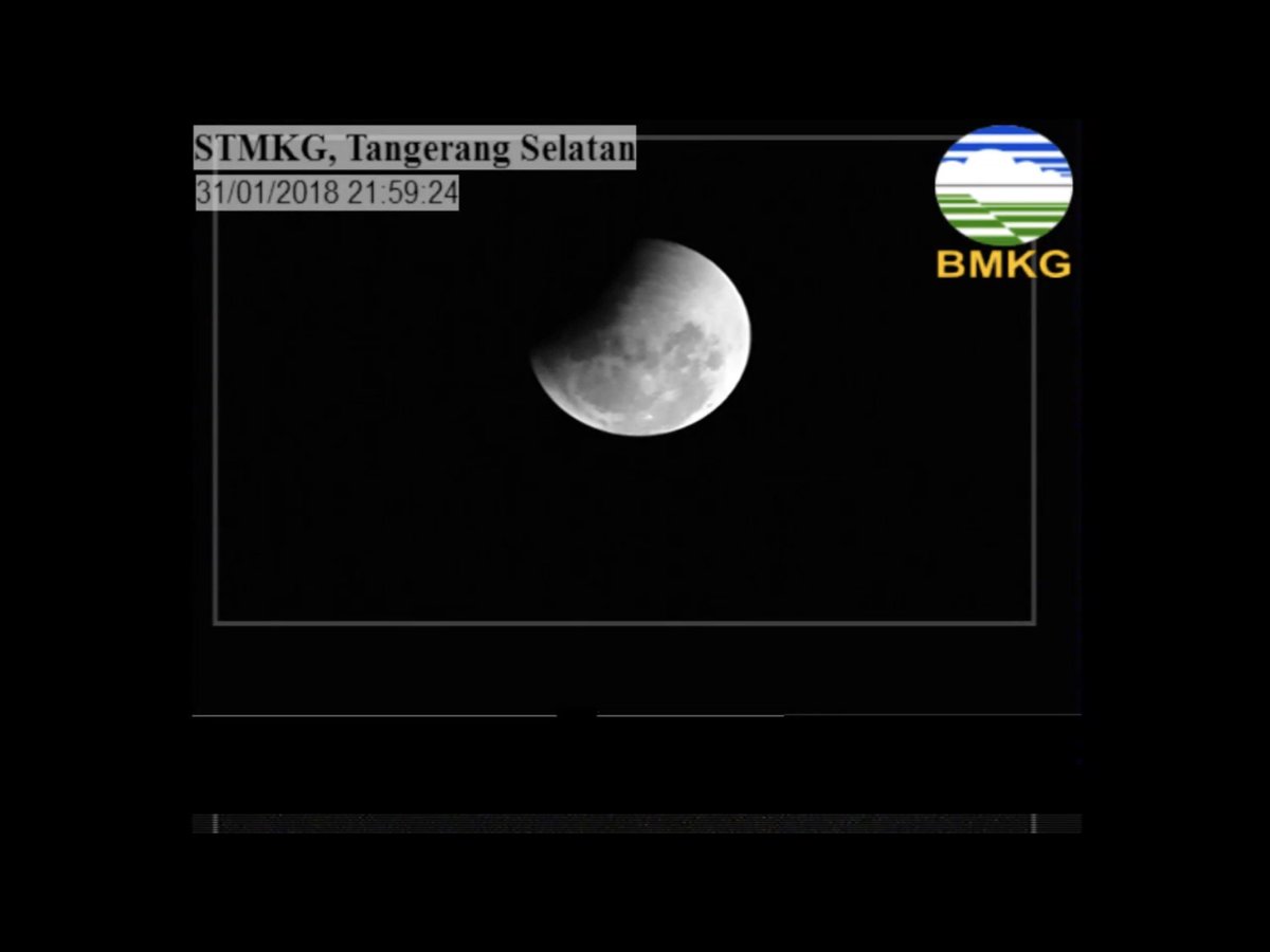 Saat ini memasuki fase akhir Gerhana Sebagian (U4), dan akan berakhir pada pukul 22.11 WIB. Hasil pengamatan dari STMKG, Tangerang Selatan #SuperBlueBloodMoon    
Live streaming bisa disaksikan di channel <a href="/YouTube/">YouTube</a> #BMKG youtube.com/infoBMKG