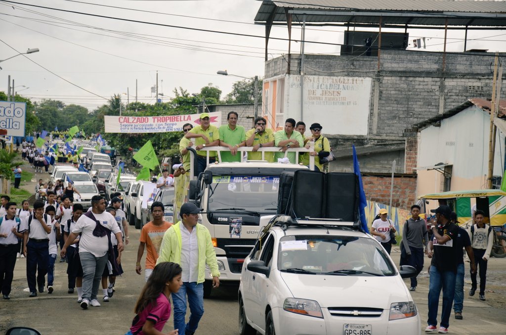 ignacioxavier's tweet photo. ¡Por mejores días para los ecuatorianos! Gran Caravana en #PedroCarbo @35PAIS @marialevicuna @albertoariasra @panchocevallosv https://t.co/dVeUVlHpPU